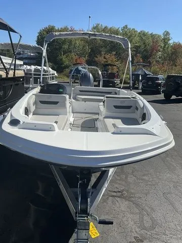 Slide: The Image of Hurricane SunDeck Sport 185 OB 2025 - 3