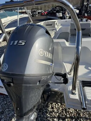 Slide: The Image of Hurricane SunDeck Sport 185 OB 2025 - 30