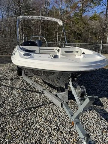 Slide: The Image of Hurricane SunDeck Sport 185 OB 2025 - 33