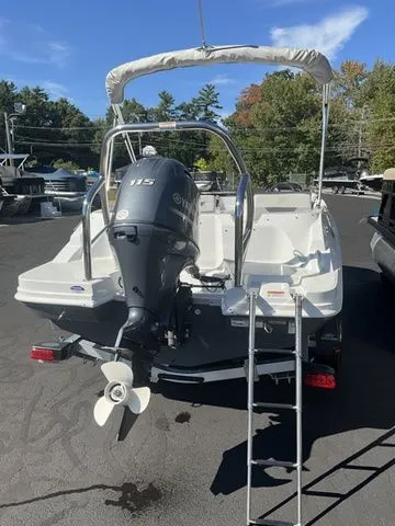 Slide: The Image of Hurricane SunDeck Sport 185 OB 2025 - 4