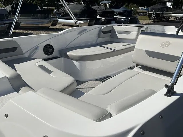 Slide: The Image of Hurricane SunDeck Sport 185 OB 2025 - 5