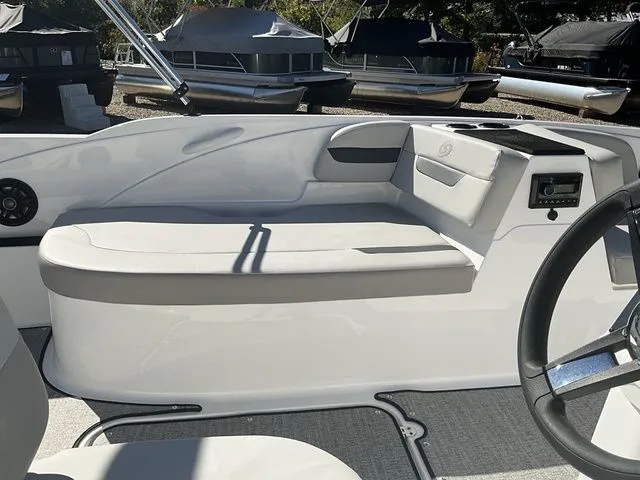 Slide: The Image of Hurricane SunDeck Sport 185 OB 2025 - 7