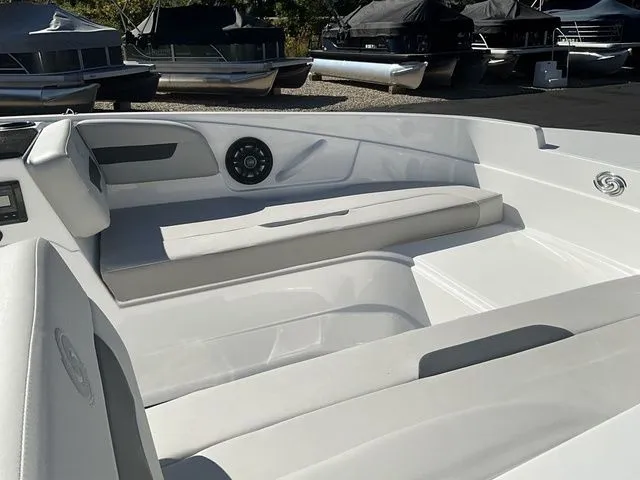 Slide: The Image of Hurricane SunDeck Sport 185 OB 2025 - 8