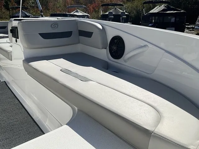 Slide: The Image of Hurricane SunDeck Sport 185 OB 2025 - 9