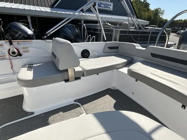 Slide: The Image of Hurricane SunDeck Sport 185 OB 2025 - 10