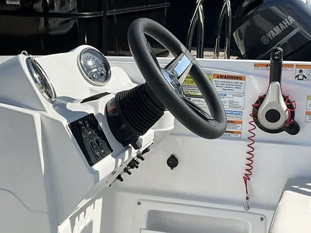 Slide: The Image of Hurricane SunDeck Sport 185 OB 2025 - 11