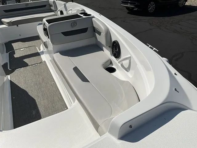 Slide: The Image of Hurricane SunDeck Sport 185 OB 2025 - 12