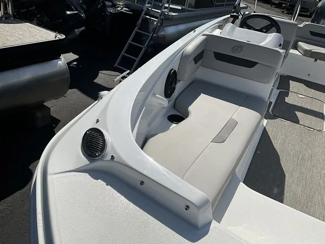 Slide: The Image of Hurricane SunDeck Sport 185 OB 2025 - 13