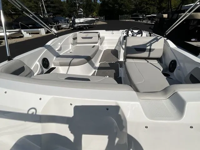 Slide: The Image of Hurricane SunDeck Sport 185 OB 2025 - 14