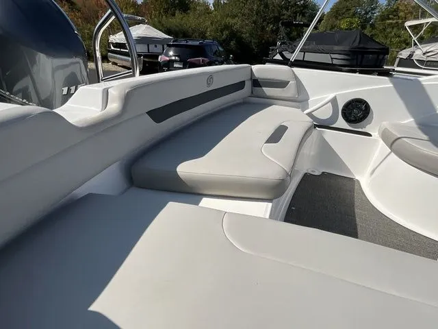 Slide: The Image of Hurricane SunDeck Sport 185 OB 2025 - 15
