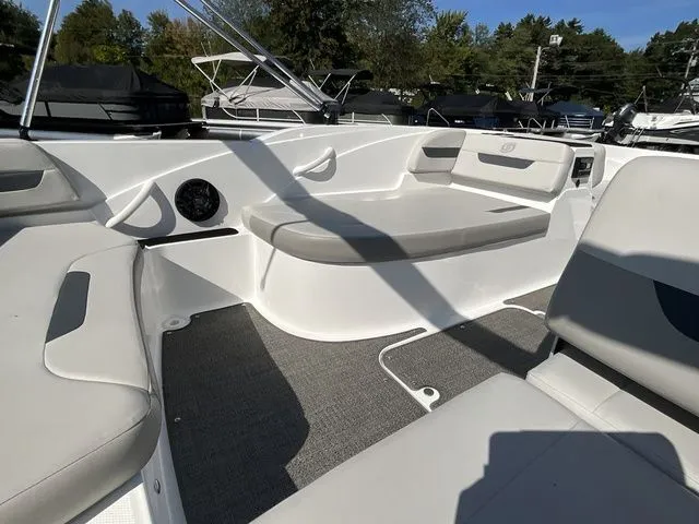 Slide: The Image of Hurricane SunDeck Sport 185 OB 2025 - 16