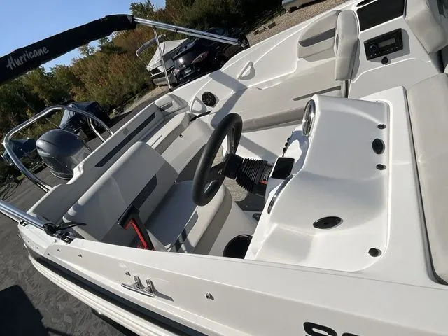 Slide: The Image of Hurricane SunDeck Sport 185 OB 2025 - 18