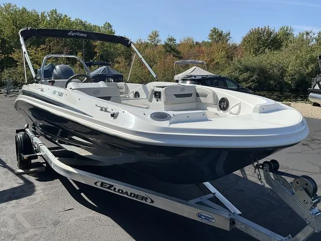 Slide: The Image of Hurricane SunDeck Sport 185 OB 2025 - 3