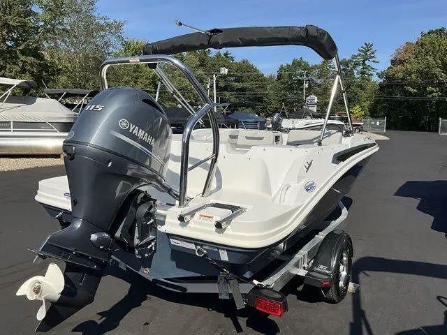 Slide: The Image of Hurricane SunDeck Sport 185 OB 2025 - 5