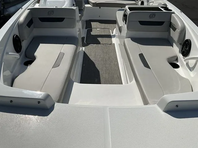 Slide: The Image of Hurricane SunDeck Sport 185 OB 2025 - 7