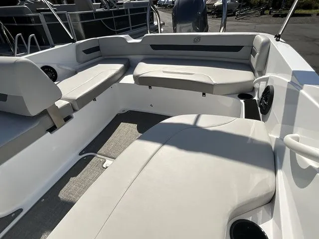 Slide: The Image of Hurricane SunDeck Sport 185 OB 2025 - 9