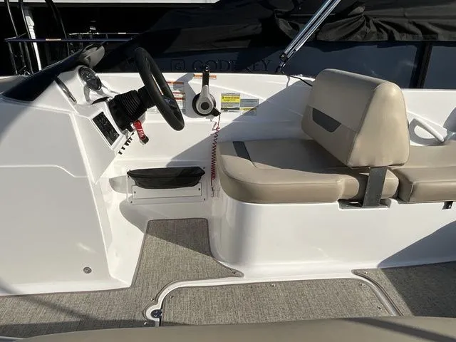 Slide: The Image of Hurricane SunDeck Sport 185 OB 2025 - 10