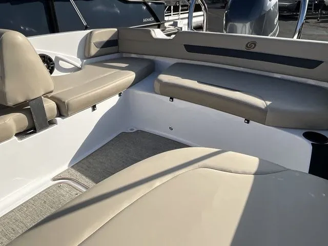 Slide: The Image of Hurricane SunDeck Sport 185 OB 2025 - 11