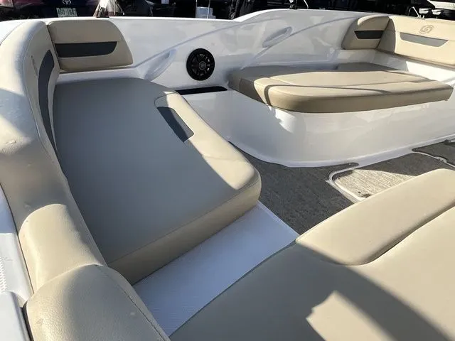 Slide: The Image of Hurricane SunDeck Sport 185 OB 2025 - 12