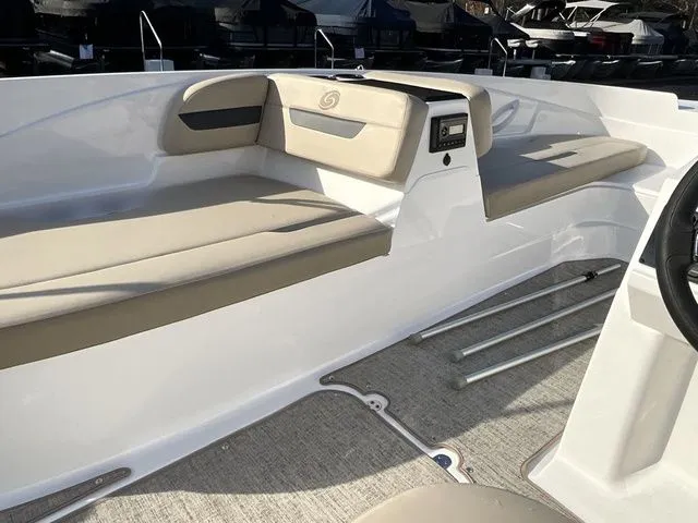 Slide: The Image of Hurricane SunDeck Sport 185 OB 2025 - 13