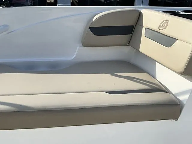 Slide: The Image of Hurricane SunDeck Sport 185 OB 2025 - 15