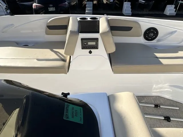 Slide: The Image of Hurricane SunDeck Sport 185 OB 2025 - 17