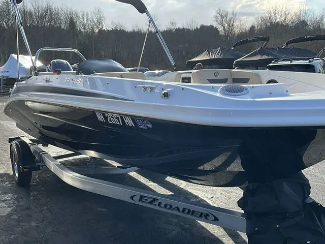 Slide: The Image of Hurricane SunDeck Sport 185 OB 2025 - 4