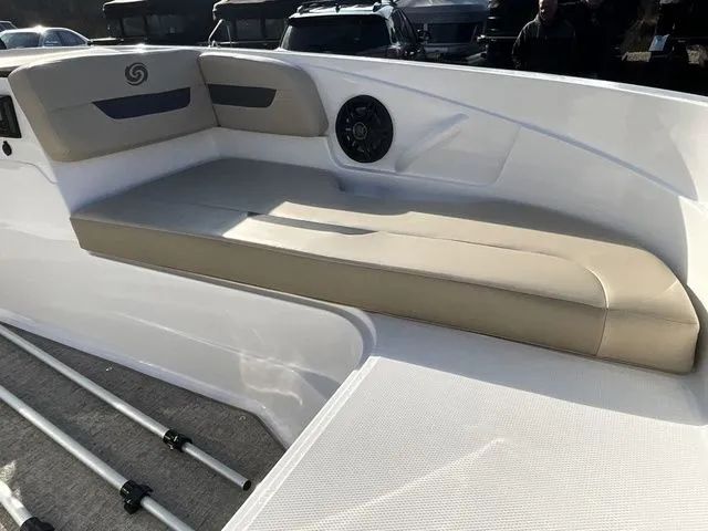 Slide: The Image of Hurricane SunDeck Sport 185 OB 2025 - 8