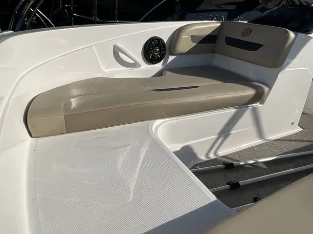 Slide: The Image of Hurricane SunDeck Sport 185 OB 2025 - 9