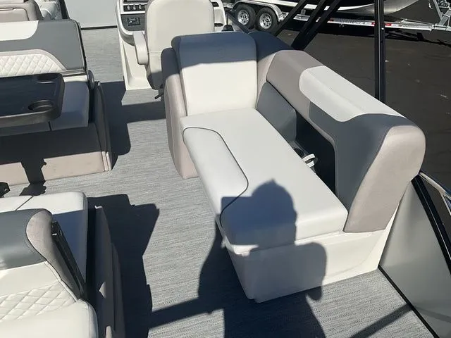 Slide: The Image of Godfrey Sweetwater SW2286DT 2026 - 11