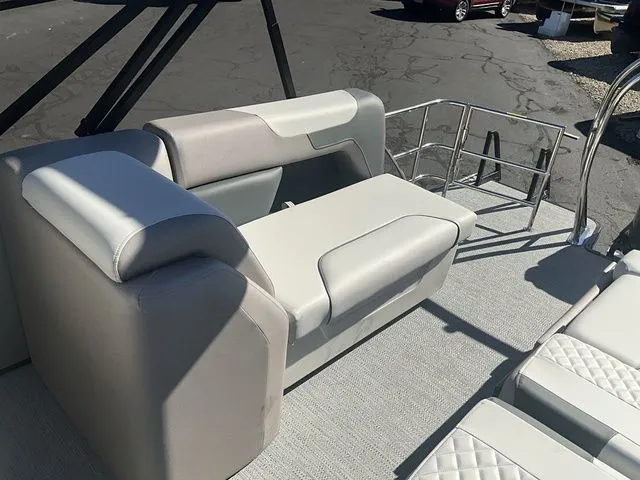 Slide: The Image of Godfrey Sweetwater SW2286DT 2026 - 19