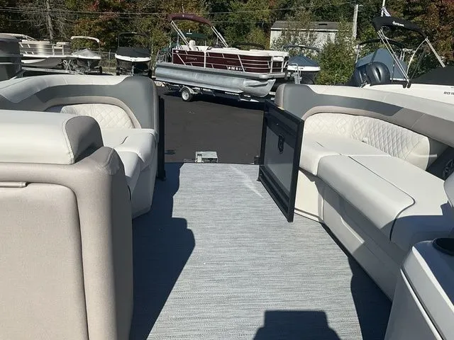 Slide: The Image of Godfrey Sweetwater SW2286DT 2026 - 25