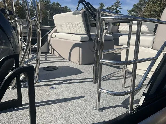 Slide: The Image of Godfrey Sweetwater SW2286DT 2026 - 9