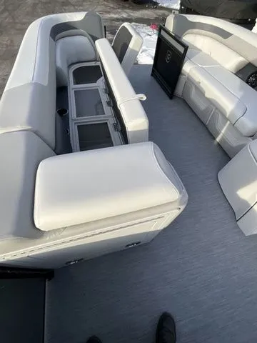 Slide: The Image of Godfrey Sweetwater 2286 SB 27" Impact Center Tube Package 2026 - 12