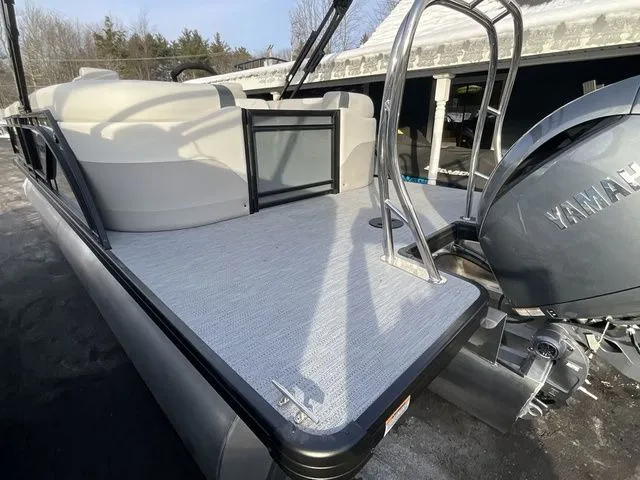 Slide: The Image of Godfrey Sweetwater 2286 SB 27" Impact Center Tube Package 2026 - 31