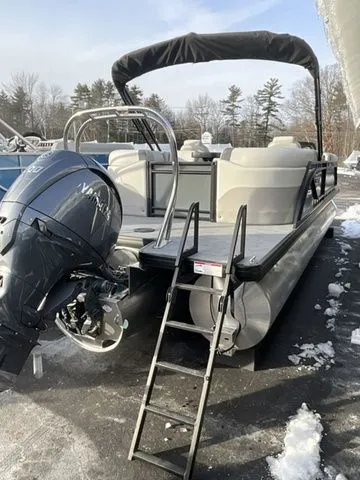 Slide: The Image of Godfrey Sweetwater 2286 SB 27" Impact Center Tube Package 2026 - 4