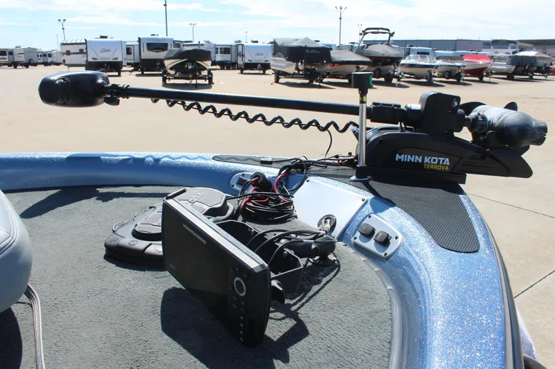 Slide: The Image of 2006 Stratos 275 Pro XL boat with Minn Kota Terrova trolling motor and fishfinder. - 13