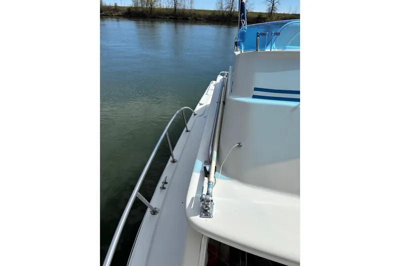 Slide: The Image of 1973 Luhrs 28 boat deck view on calm water. - 18