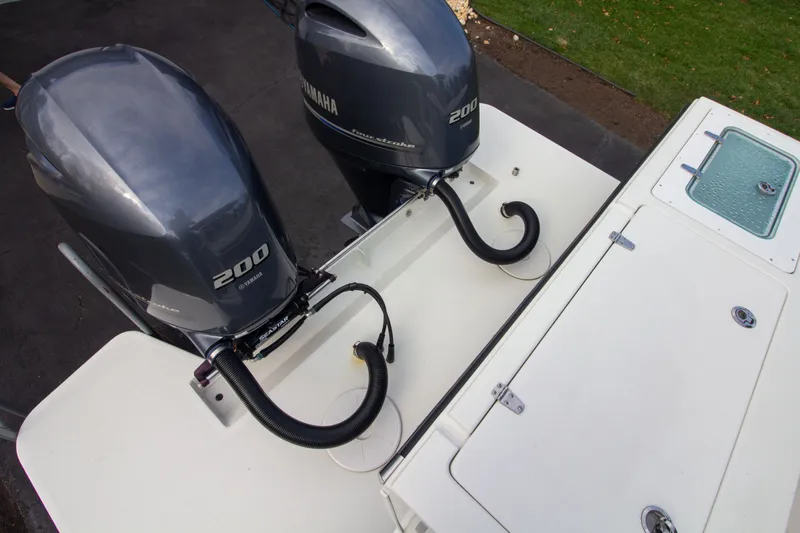 Slide: The Image of Parker 2520 XLD Sport Cabin 2022 with Yamaha 200 engines. - 10