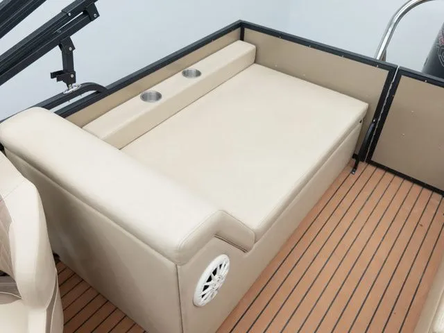 Slide: The Image of Massimo P23T LTD Lounge 200 2021 - 18