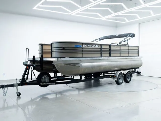 Slide: The Image of Massimo P23T LTD Lounge 200 2021 - 3