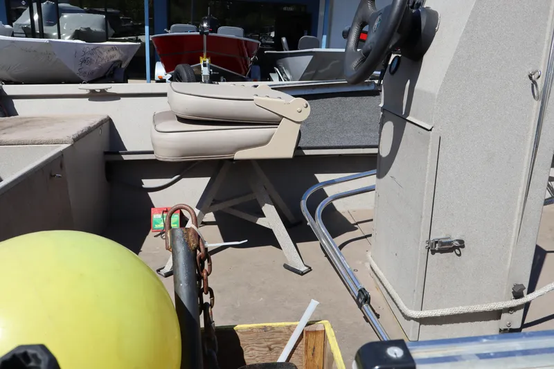 Slide: The Image of 2002 Alumaweld SUPER VEE LS boat interior with steering console and seating. - 10