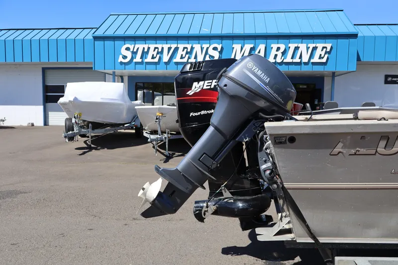 Slide: The Image of 2002 Alumaweld SUPER VEE LS boat with Yamaha motor at Stevens Marine dealership. - 4