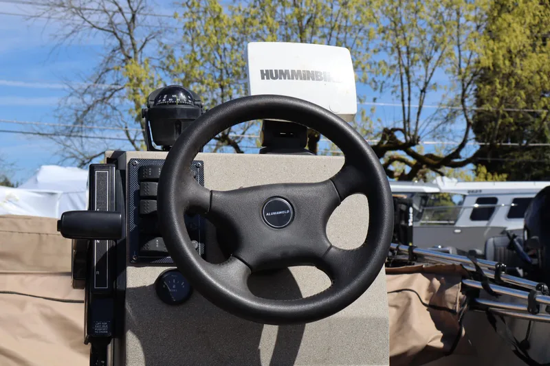 Slide: The Image of Steering wheel of 2002 Alumaweld SUPER VEE LS boat with Humminbird device. - 7