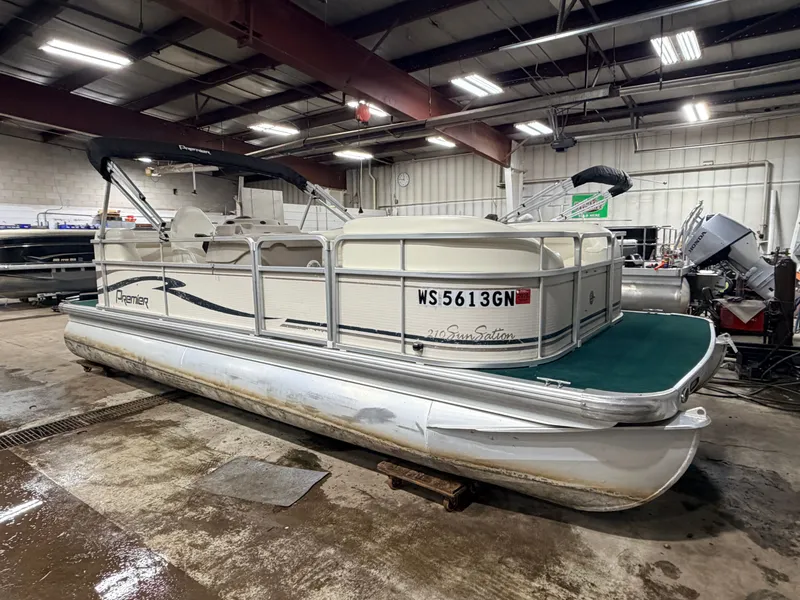 Slide: The Image of Premier 210 SunSation & 60HP Yamaha 4Stroke - $12,995 2004 - 43