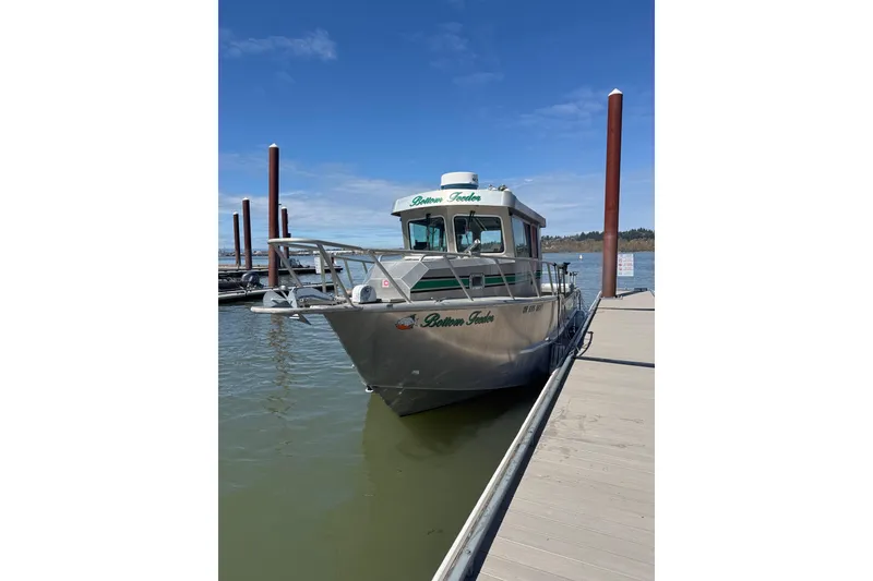 The Image of 2004 Norsco 28 boat docked at a marina under a clear blue sky. - 1