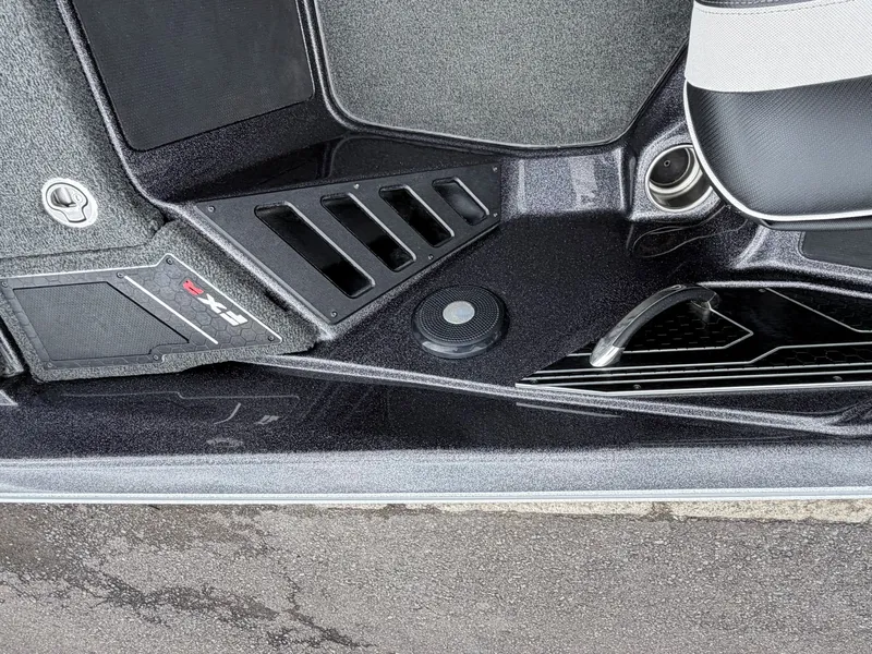 Slide: The Image of Skeeter FXR 21LE 2021 - 17