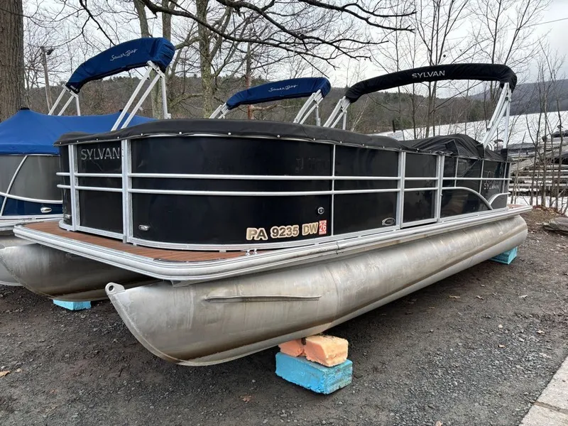 The Image of Sylvan Mirage Cruise 8522 Entertainer 2016 - 1