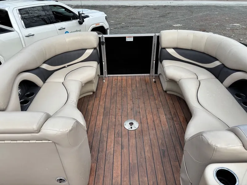 Slide: The Image of Sylvan Mirage Cruise 8522 Entertainer 2016 - 3