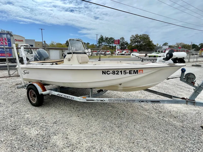The Image of 2004 Scout Sportfish 160 boat on trailer, side view. - 0